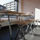 咖啡馆里的工业风高脚凳、长凳和桌子